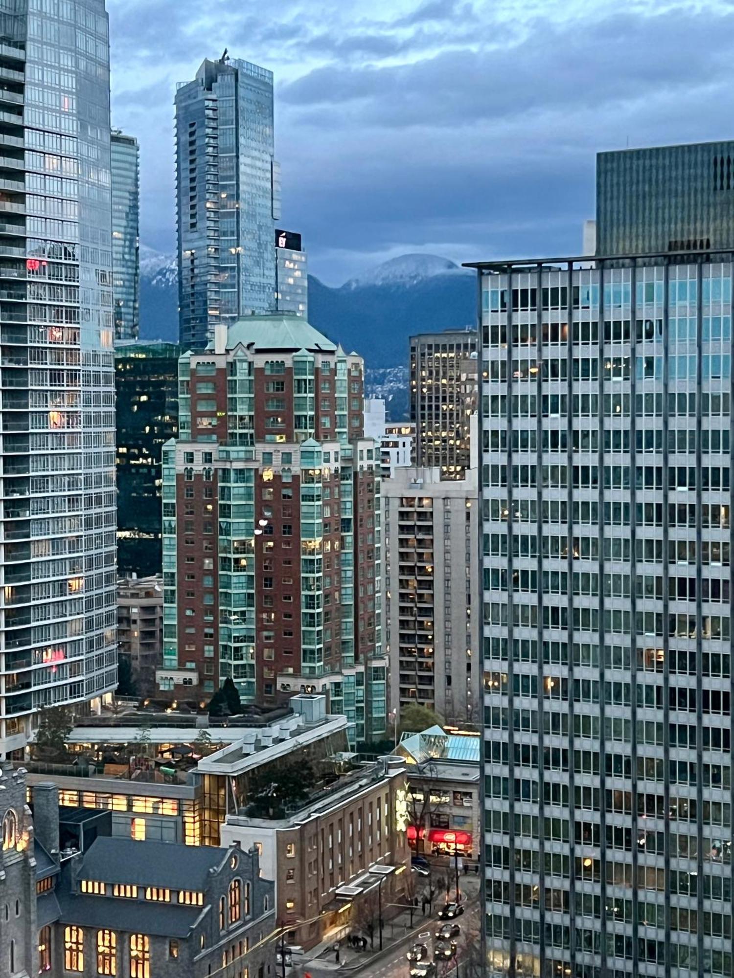 Appartement Stunning Skyline Views In A Cozy And Stylish Abode à Vancouver Extérieur photo
